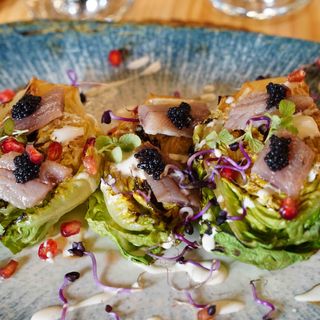 Cogollos Grill Con Sardina Ahumada Y Salsa Cesar.