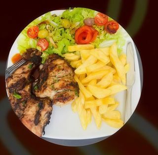 1/2Pollo A La Brasa Con Ensalada y patatas fritas caseras y bebida