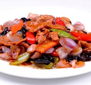 1037 Govedina pržena sa crnim lukom 420g/洋葱炒牛肉