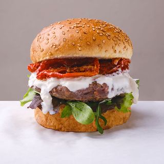 Hamburger con burrata e pomodorini