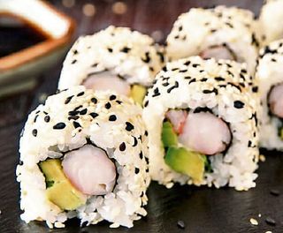 Urumaki y California de surimi con aguacate philadelphia (8 uds.)
