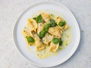 Аньолотті з кроликом у вершковому соусі та соусом сальса верде, 300 г