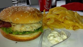 Hambúrguer de Frango com Batata Frita Artesanal