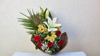 Buket okrugli od ruža, ljiljana, astromerije i kala