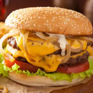 Cheeseburger Supreme + Bacon Cheese Fries + Refresco (1l)