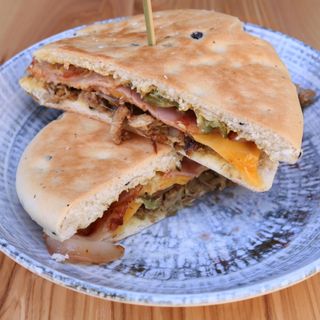 Sandvis Cubanez Combo 600 gr + cartofi pai + ursus 330 ml