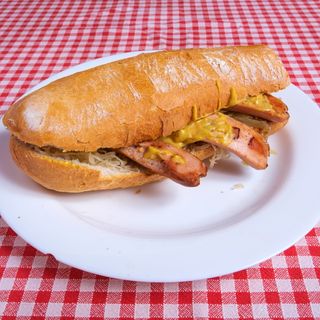 Panino con  würstel  e crauti