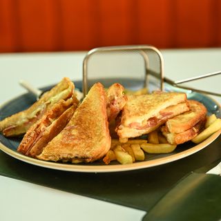 Toast sendvič sa pršutom