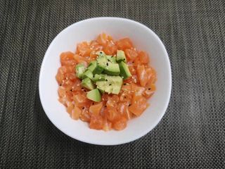 Chirashi tartar de salmón y aguacate