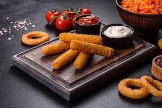 Панирани моцарелени пръчици със сос от праз лук (250г)