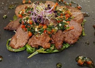 File mignon de vita pe pat rucola si sos chimichurri