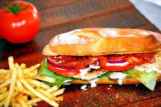 Сандвич с пилешко месо и пържени картофи (400г)