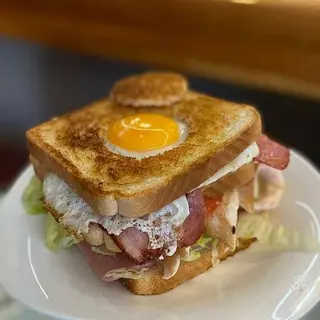 Sandwich vegetal con huevo frito