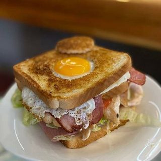 Sandwich vegetal con huevo frito