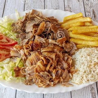 Plato kebab ternera y patatas y arroz o