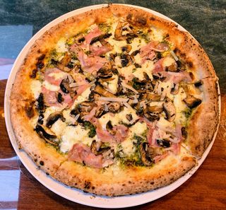 Pizza Prosciutto e Funghi