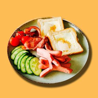 Тости з яєчнею,беконом,сосиски та овочі (300г)