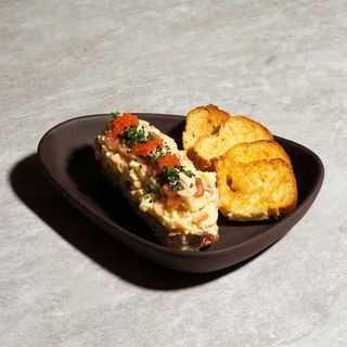 Ensaladilla rusa con tartar de salmón