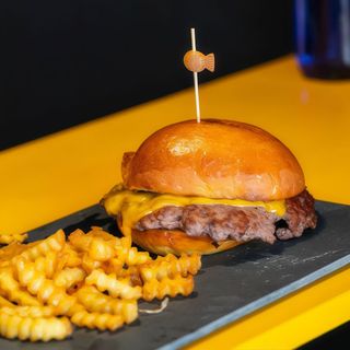 Hamburguesa con queso y papas fritas