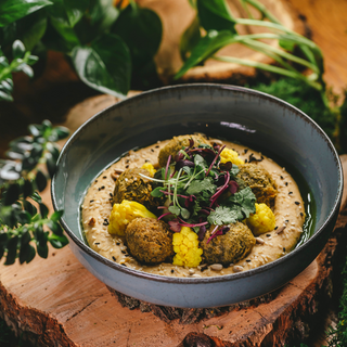 Хумус с фалафелем и домашними соленьями 