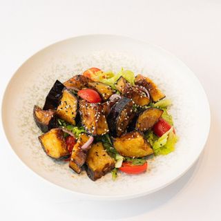 Баклажаны в азиатском соусе с халуми