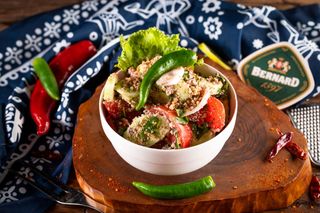 კიტრი-პომიდვრის სალათი ნიგვზით