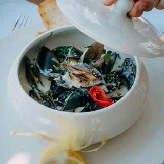 მიდიები ყველის სოუსით