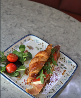 Pršut mozarella kroasan