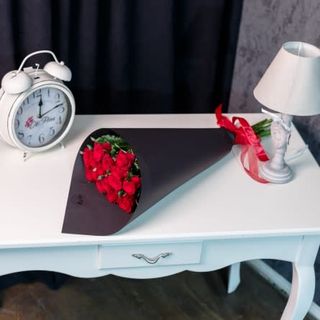 15 roses red in black 