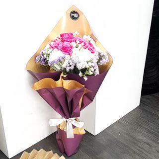 Bouquet de 12 roses colorièes.