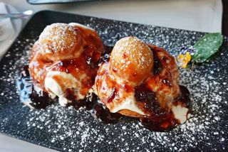 Papanasi cu dulceata (visine / afine) si smantana