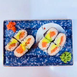 37. Maki De Salmón Y Aguacate