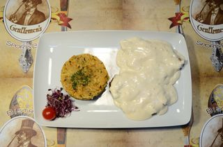 Cotlet de porc în sos de muștar și cartofi răntăliți