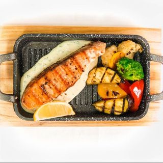 Сёмга, запечённая с овощами