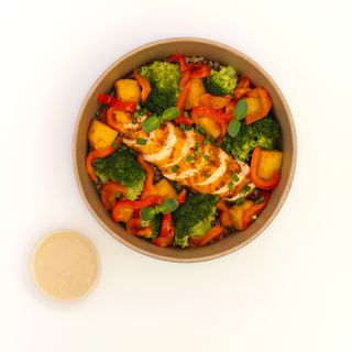 ქათმის ბოული ბოსტნეულითა და არაქისის სოუსით /Bowl with chicken, vegetables and peanut sauce