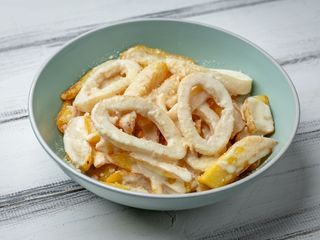 Атлантичний кальмар у вершковому соусі з діпами та Пармезаном (300/150g)