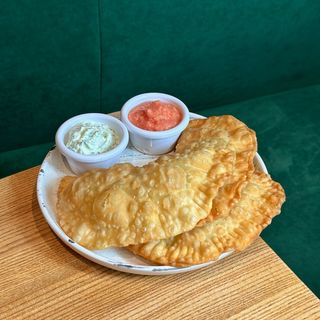 Чебуреки з сиром сулугуні та зеленню(240г)