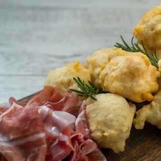Pasta fritta prosciutto crudo e stracchino