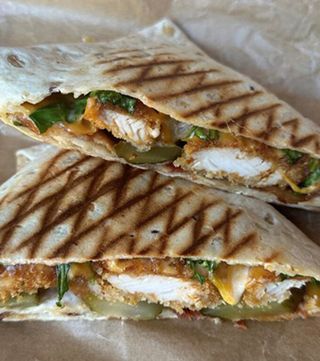 Crunchy grillowany pełnoziarnisty placek w formie kiszonki