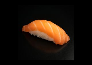 Nigiri łosoś z kizami wasabi 2 szt.