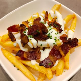 Patatas fritas, salsa de queso, bacon