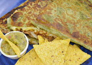 Quesadilla de pulled, mozzarella, salsa barbacoa, nachos y guacamole