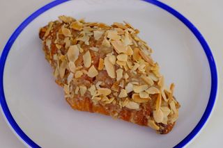 კრუასანი ნუშის კრემით