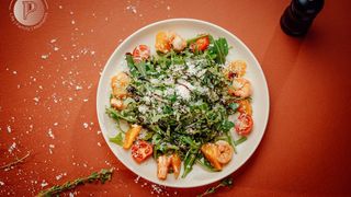 Руккола с тигровыми креветками и персиками с пудрой из васаби