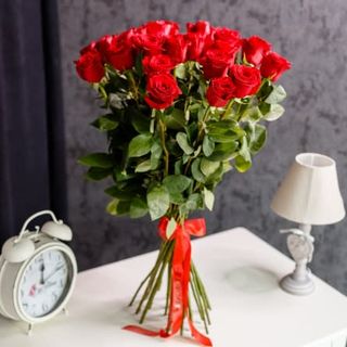 25 de trandafiri roșii