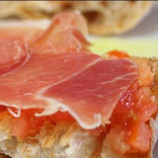 Focaccia De Ajo Con Tomate Con Serrano Y Orégano