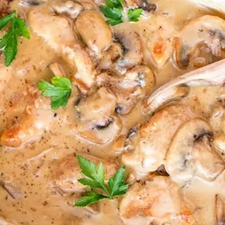 Куряче філе в грибному соусі  з картоплею фрі	(300г)