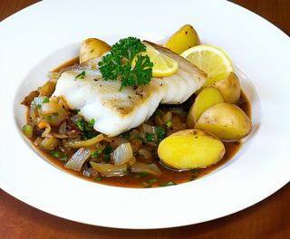 Dorsz duszony z cebulką i gotowanymi ziemniakami