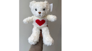 Miś  w sweterku z serduszkiem