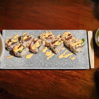 Uramaki De Atún Picante Con Aguacate, Con Sésamo Ume Y Mayonesa De Kimchi (8 Pzs.)
